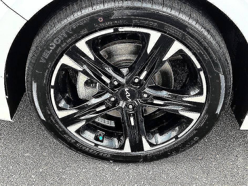 Used 2022 White Kia GT-Line image 10