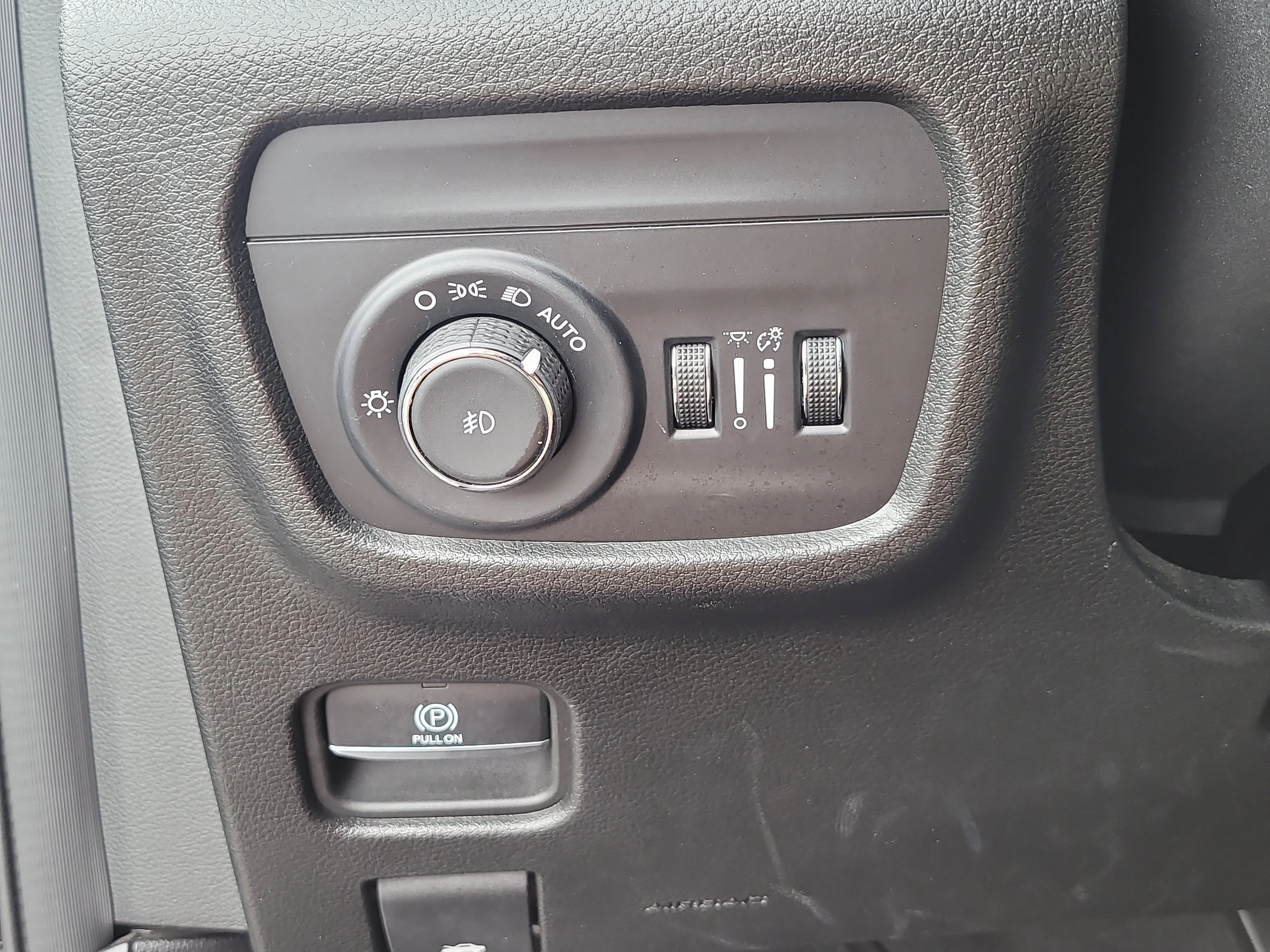 Used 2023 Diamond Black Crystal Pearlcoat Jeep Limited image 32