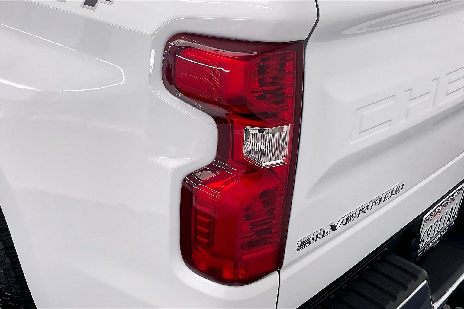 Used 2025 Summit White Chevrolet LT image 29