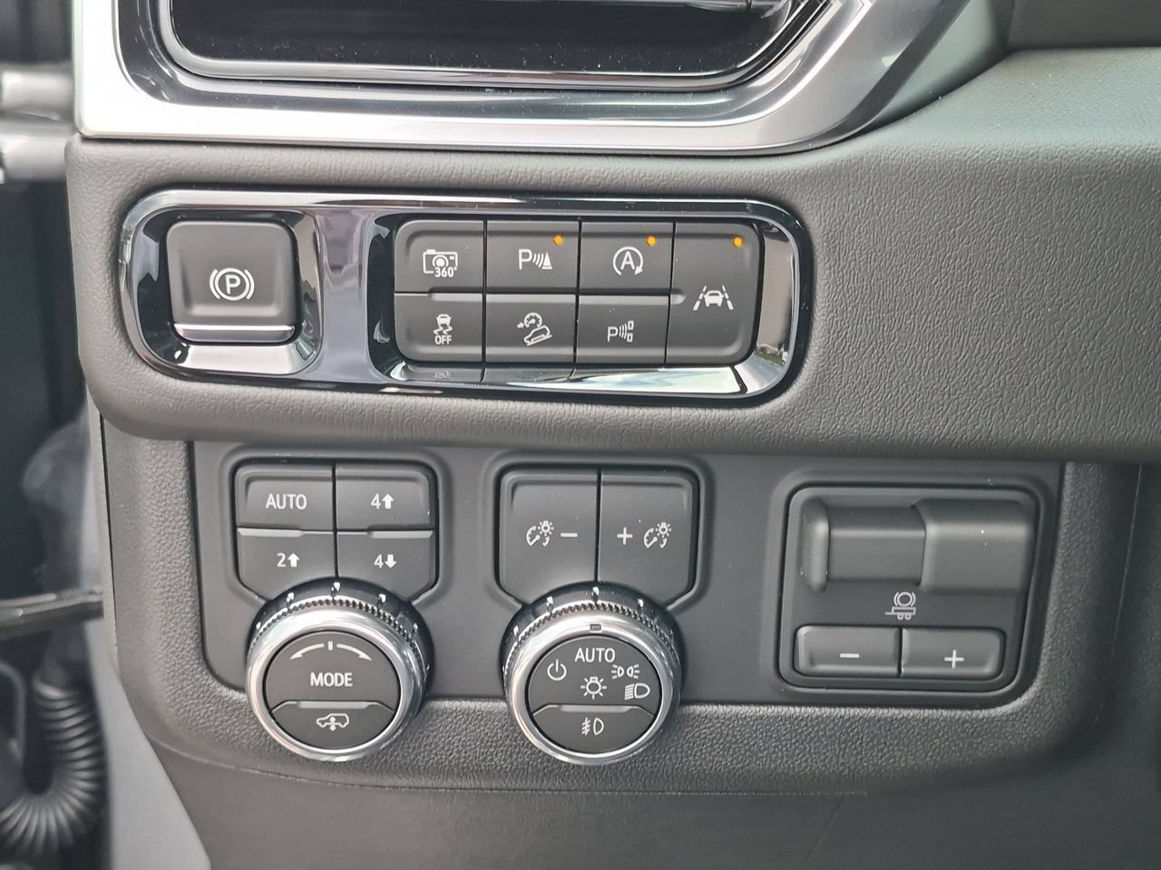 2026 GMC Yukon Denali - Photo 18