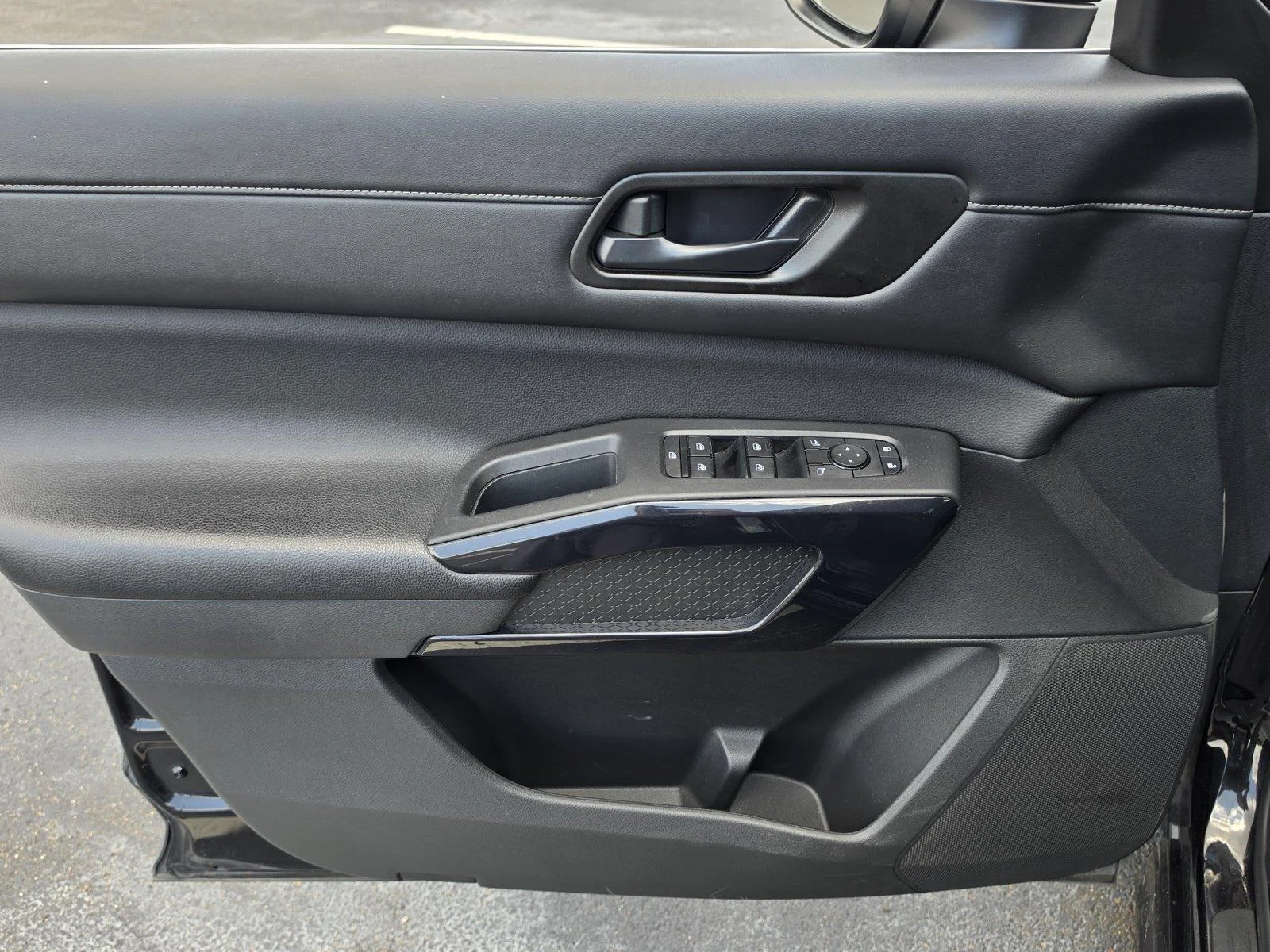 Used 2025 Super Black Nissan SV image 16