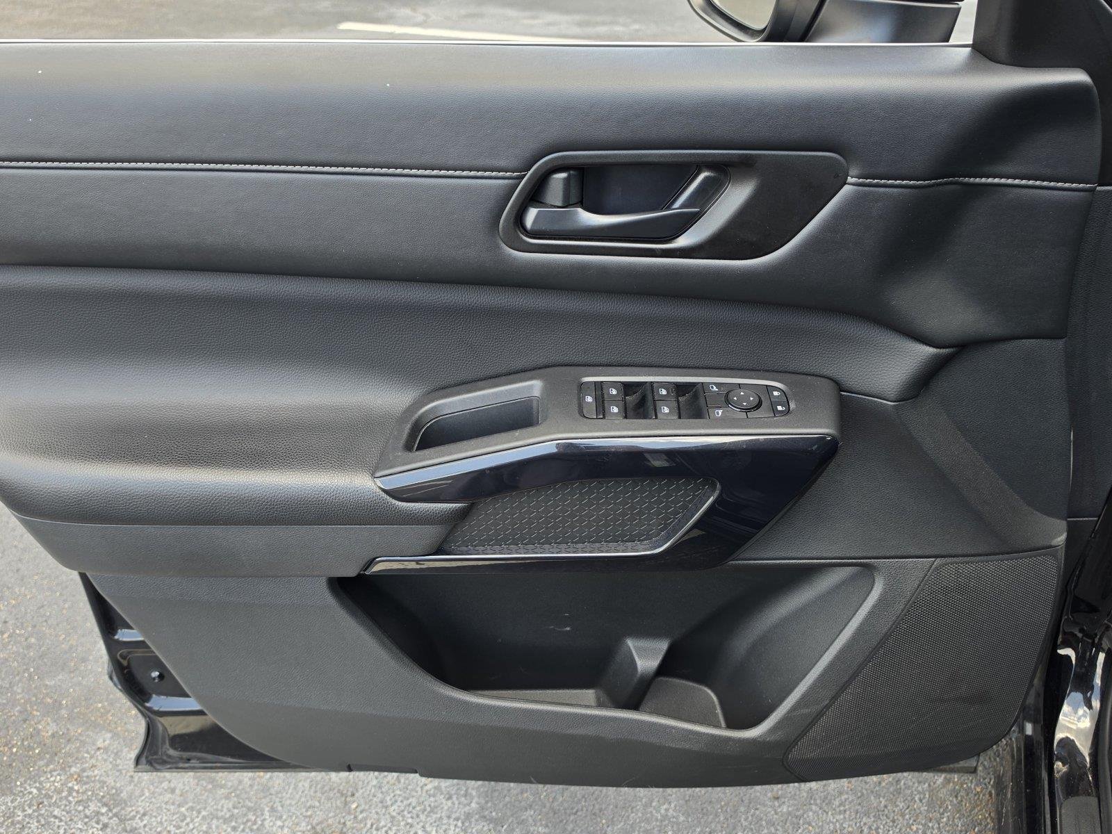 Used 2025 Super Black Nissan SV image 16