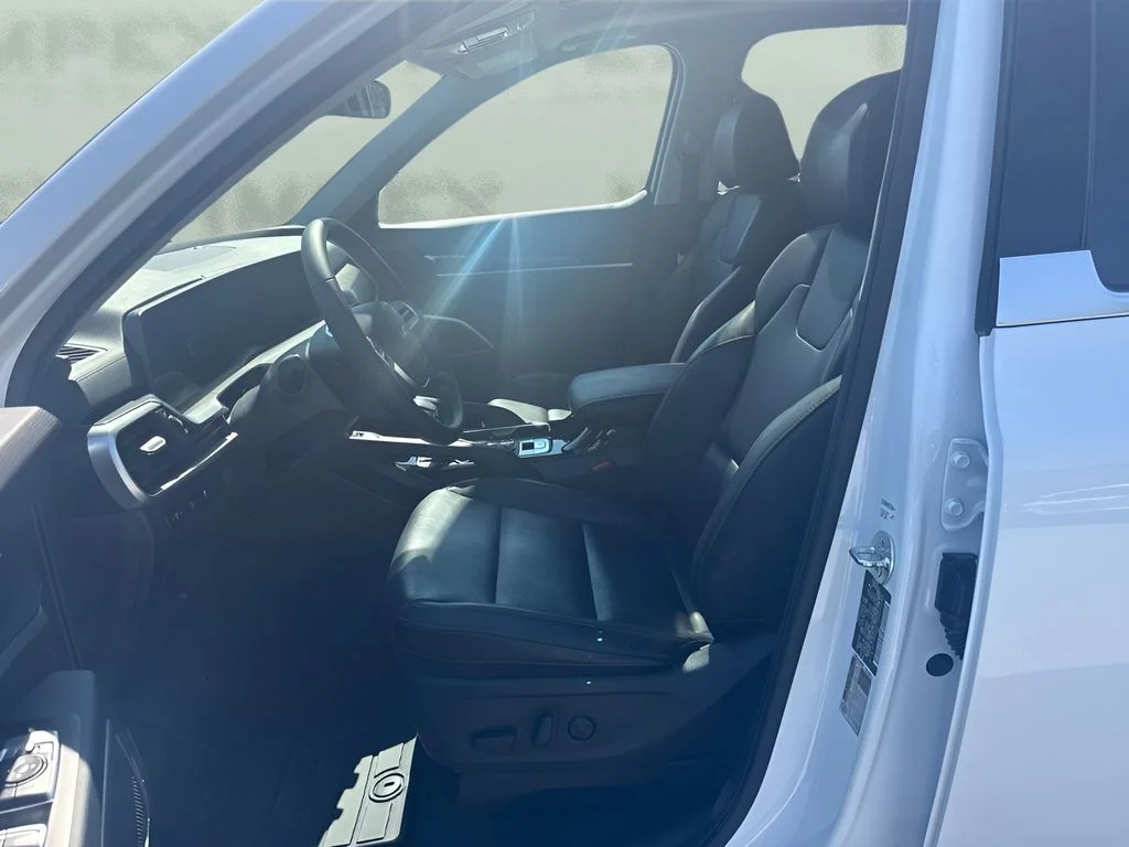 Used 2024 White Kia S image 9
