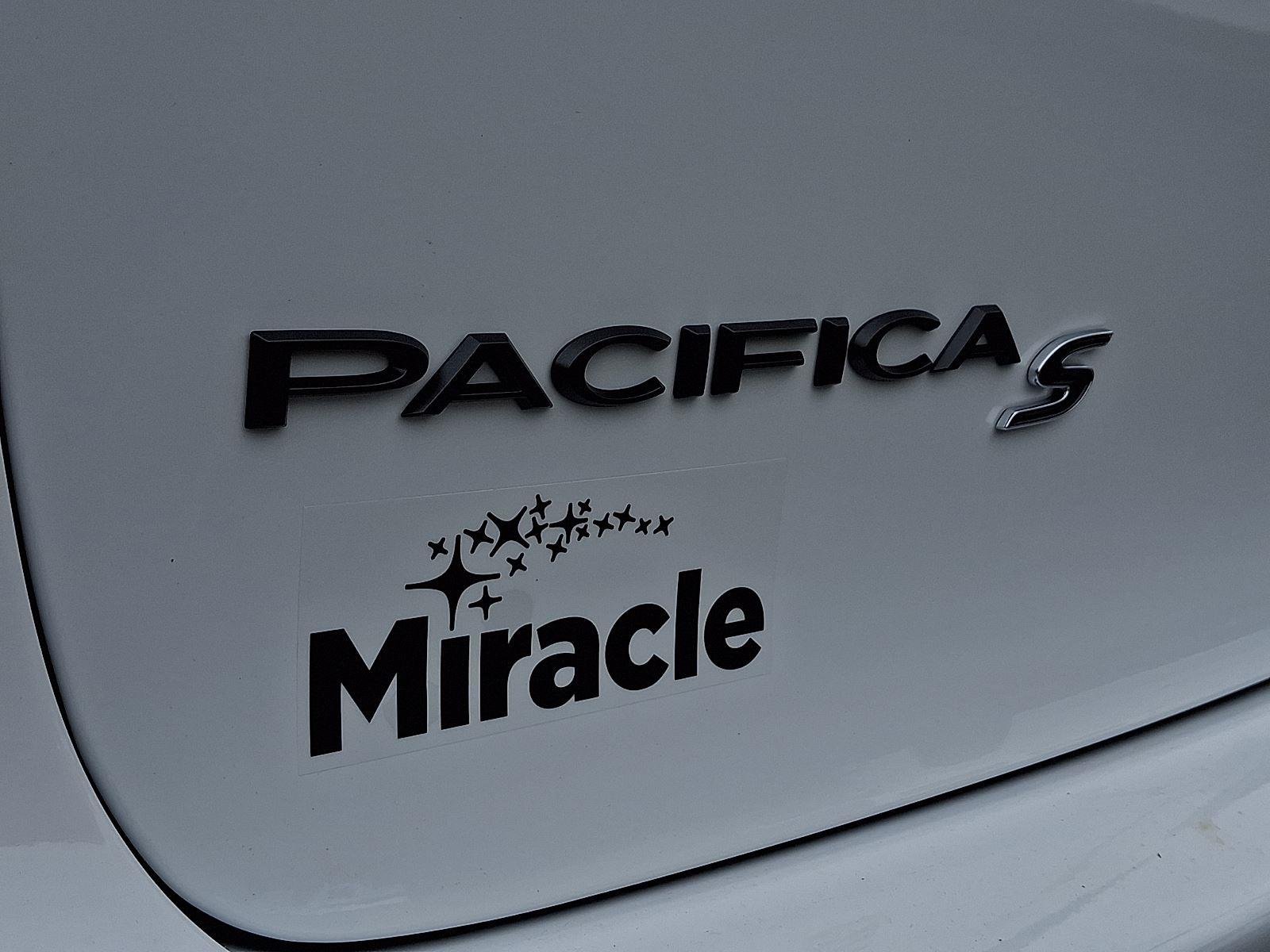 New 2027 Bright White Clear-Coat Exterior Paint Chrysler Limited image 20