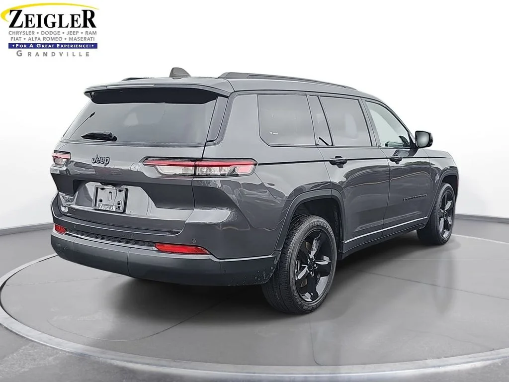 Used 2023 Gray Jeep Altitude image 5
