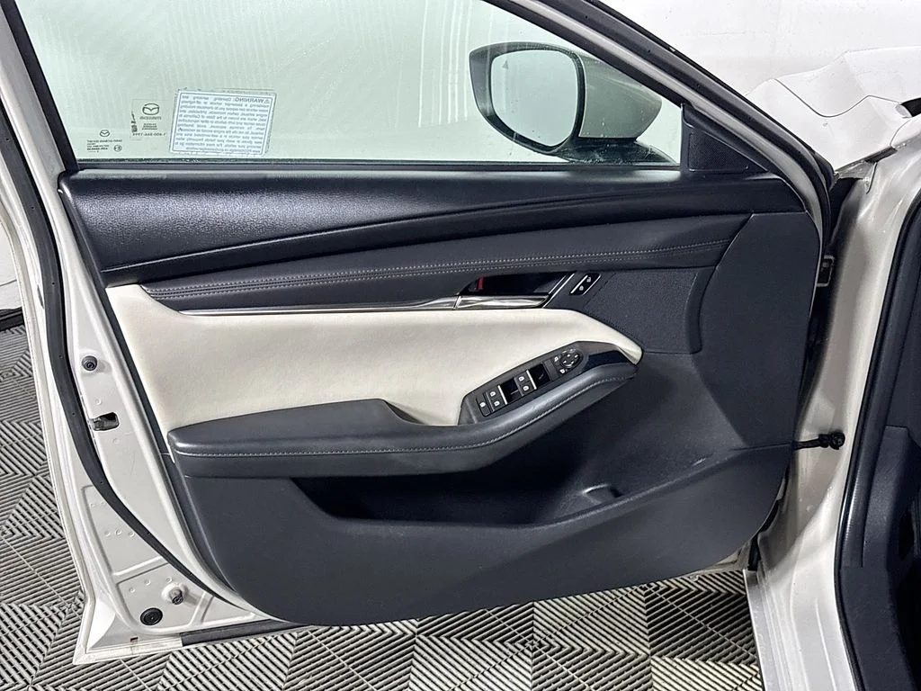 Used 2022 Silver Mazda Preferred image 10