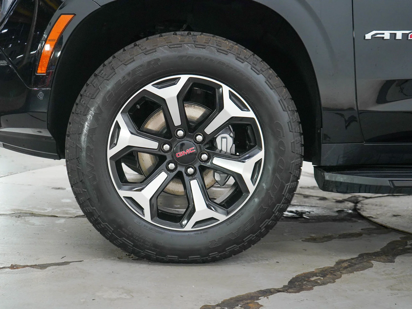 Used 2025 Onyx Black GMC 4WD 4dr AT4 image 32