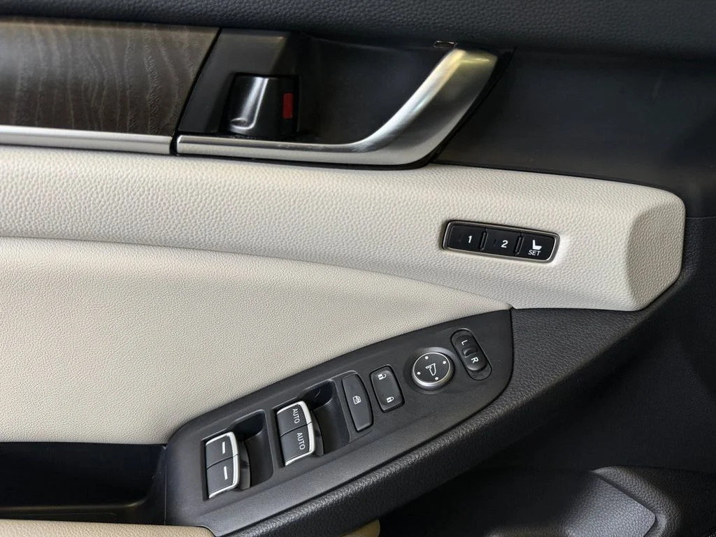 Used 2022 White Honda Touring image 30