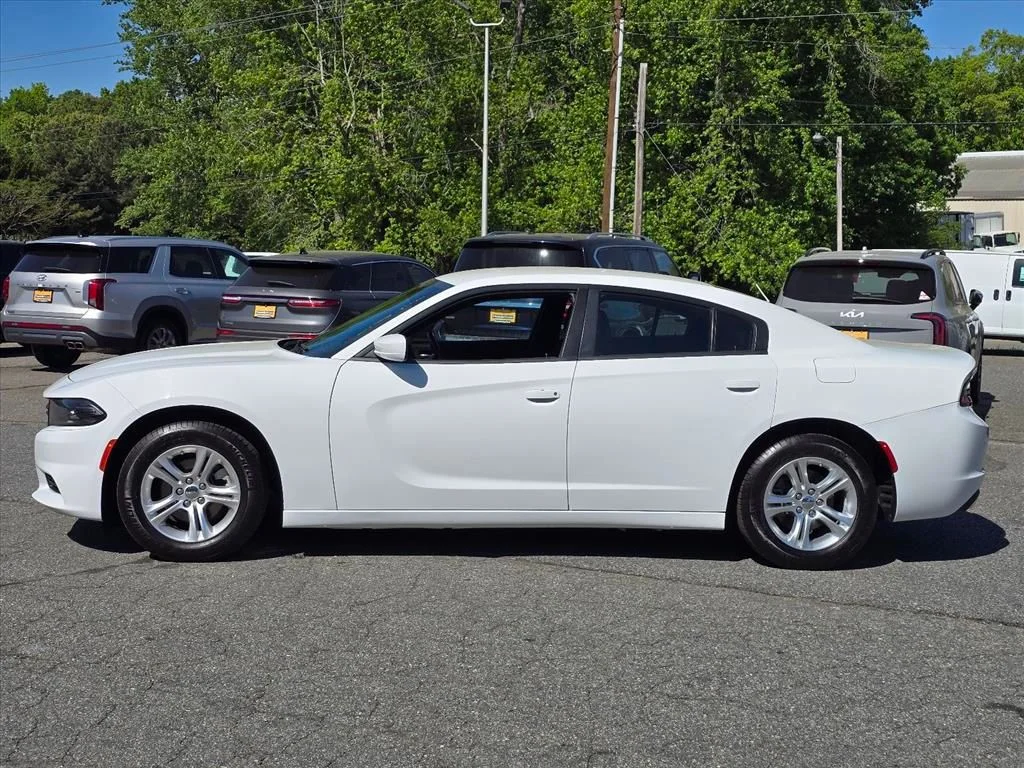 Used 2022 White Dodge SXT image 23