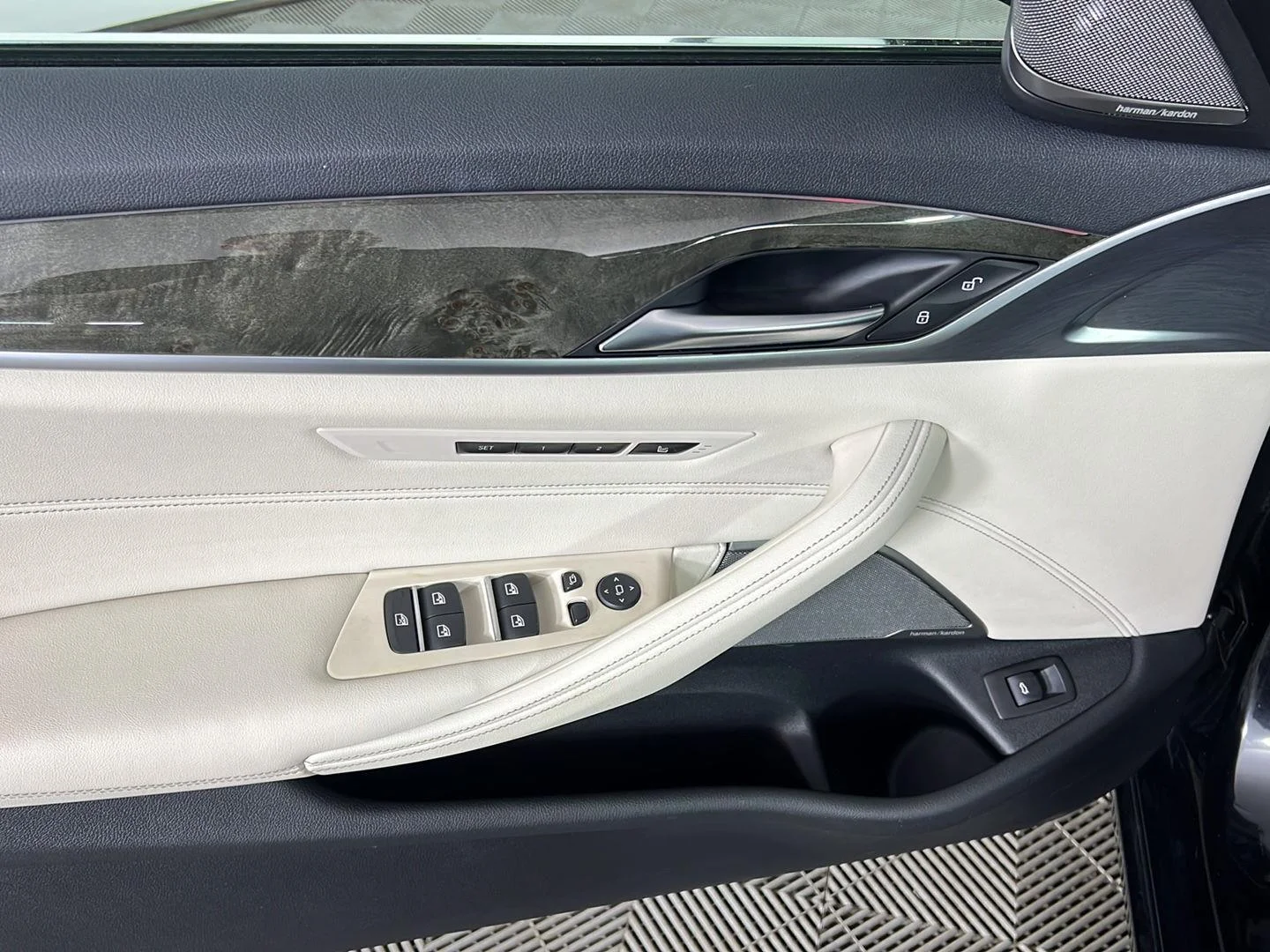 Used 2023 Black Sapphire Metallic BMW 540i xDrive image 3