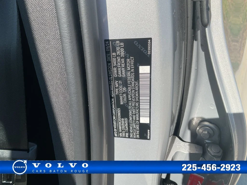 Used 2025 White Volvo B5 Plus image 37