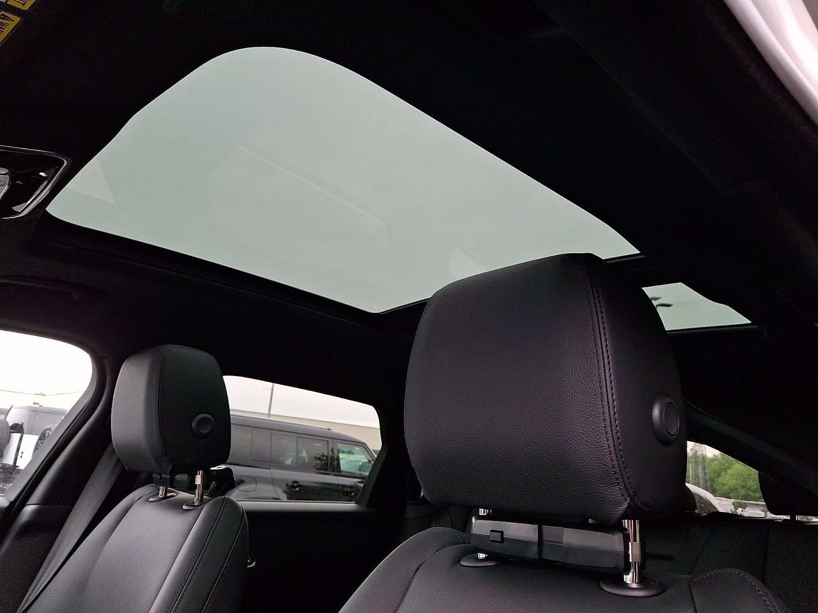 New 2026 Ostuni Pearl White Land Rover Dynamic SE image 9