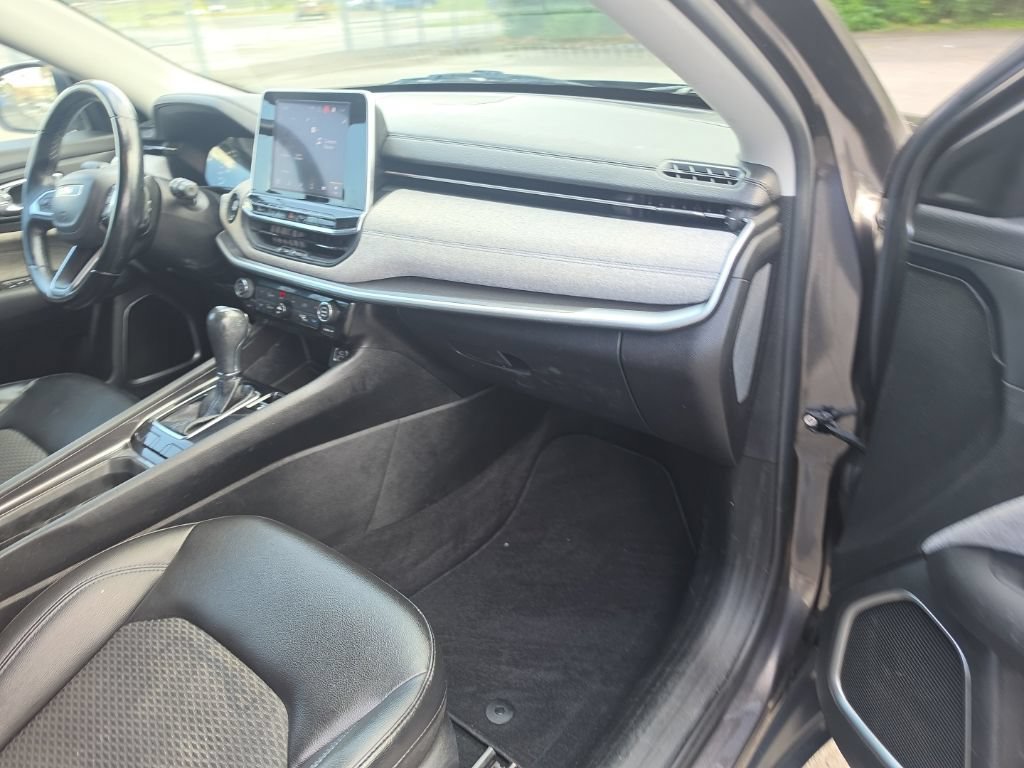 Used 2022 Gray Jeep Latitude FWD image 31