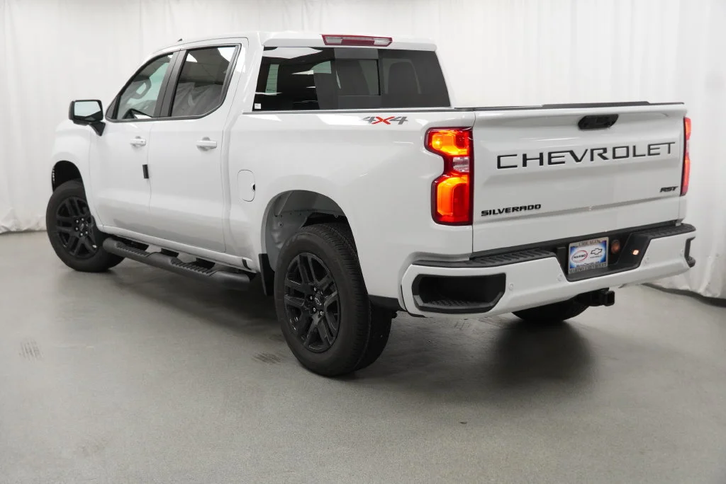 New 2026 Summit White Chevrolet RST image 19