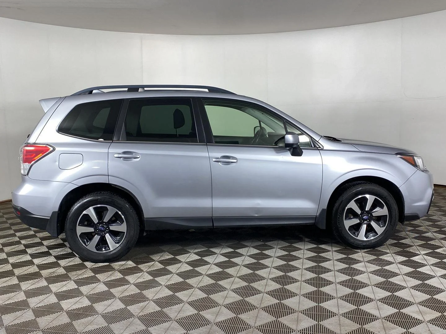 Used 2018 Ice Silver Metallic Subaru Limited image 4