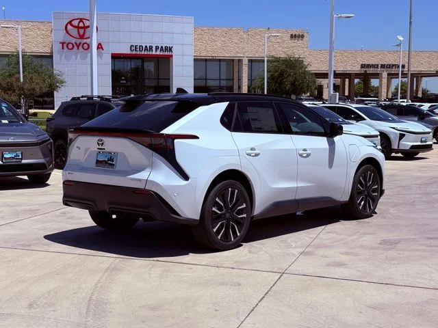 New 2026 Wind Chill Pearl with Midnight Black Metallic roof Toyota Limited image 5
