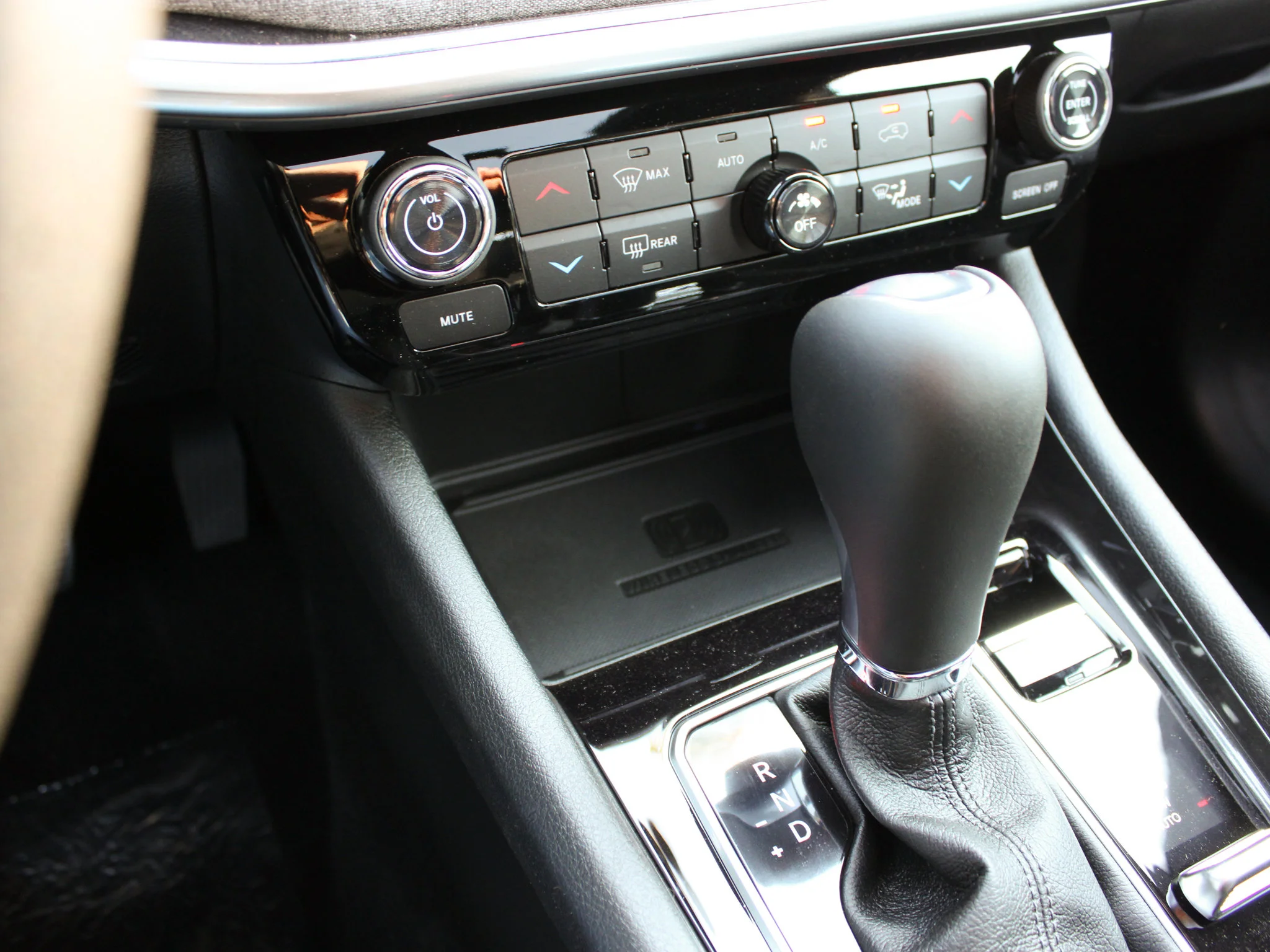 New 2026 White Jeep North* 4x4, Pano Sunroof, Remote Start, Alpine Audio, Heated Seats image 22