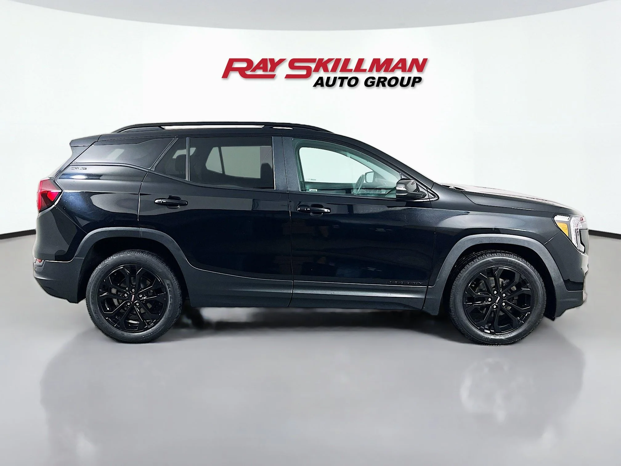 Used 2022 Ebony Twilight Metallic GMC SLE image 4