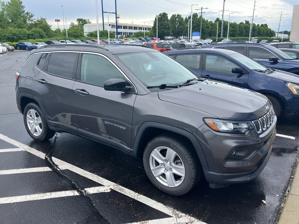 Used 2022 Granite Crystal Metallic Clear Coat Jeep Latitude image 32
