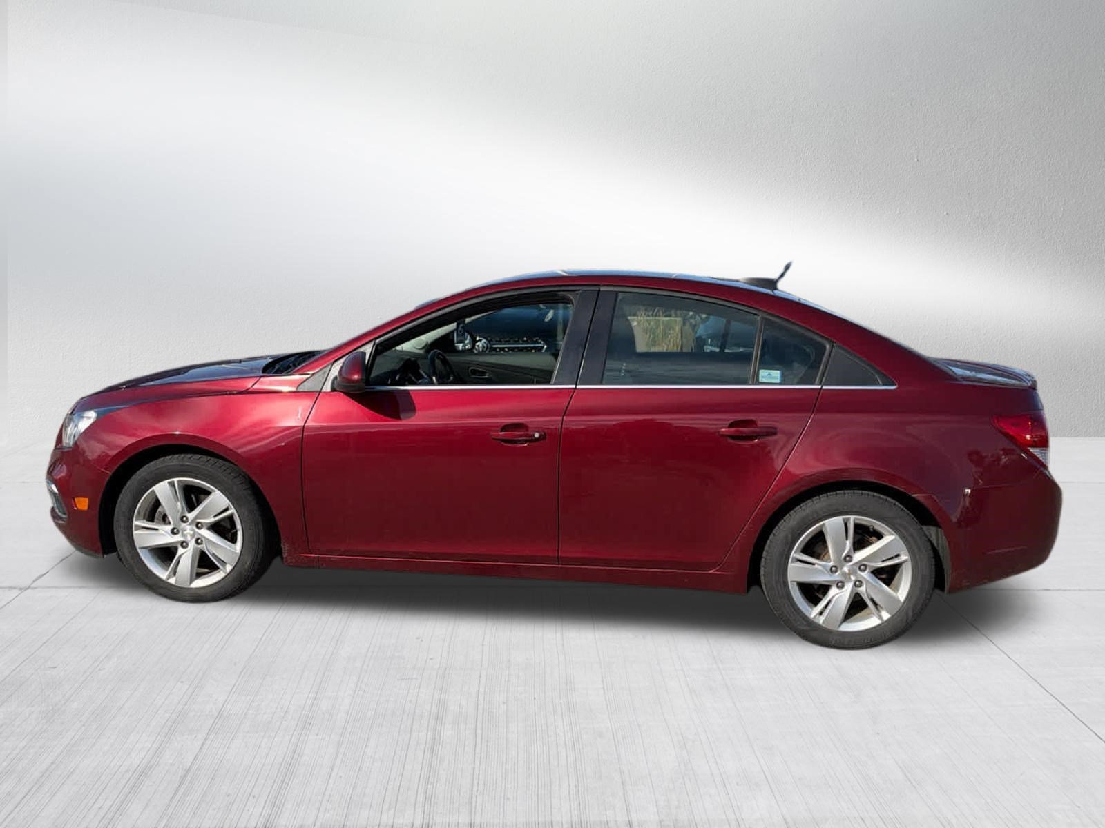 Used 2015 SIREN RED TINTCOAT Chevrolet Diesel image 4