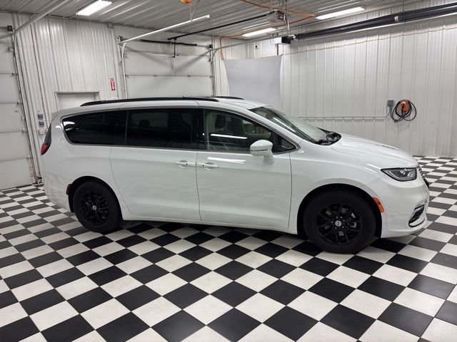 Used 2022 White Chrysler Touring L image 3