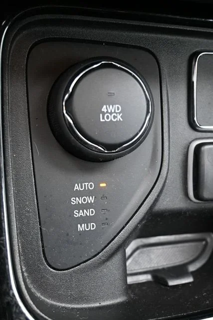 Certified Used 2019 Diamond Black Jeep Latitude image 13