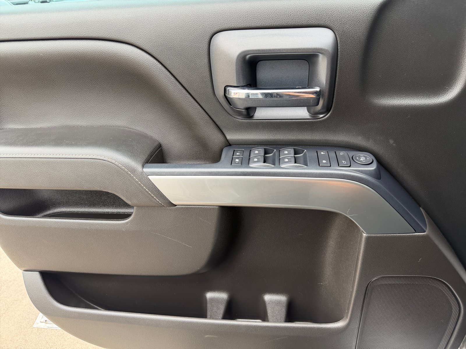 Used 2018 Silver Ice Metallic Chevrolet LT image 17