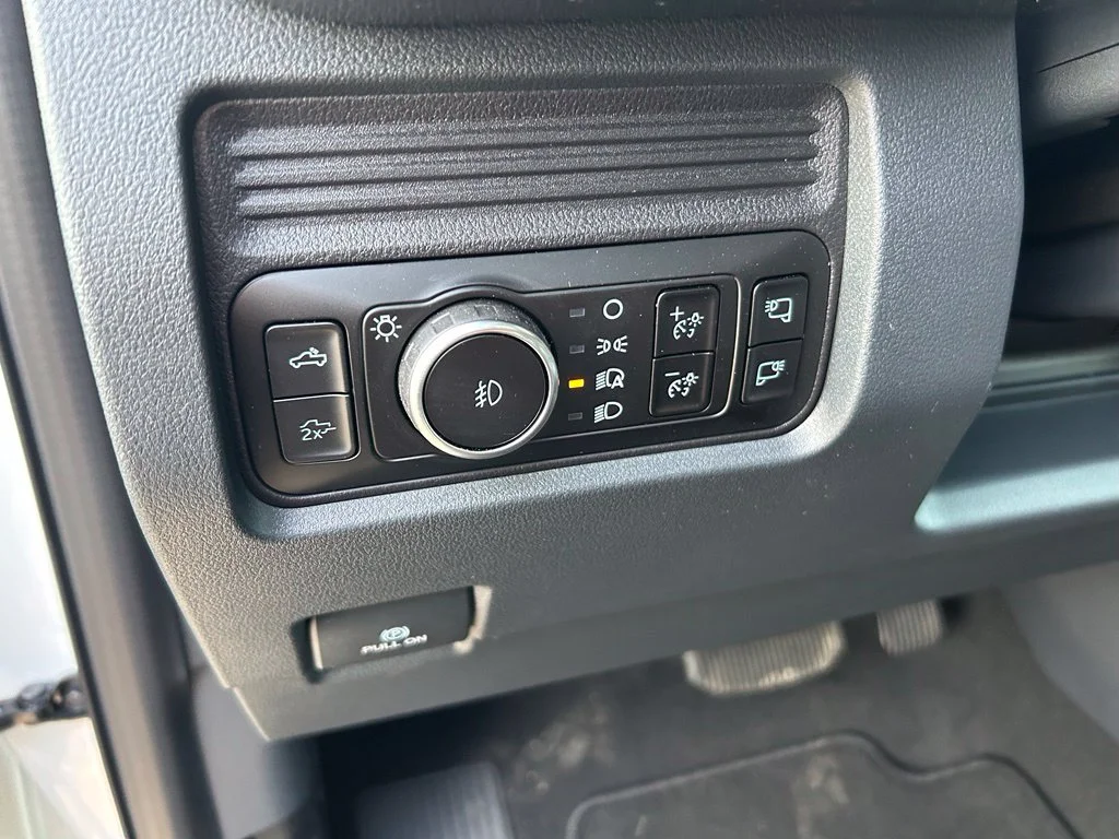 New 2027 Star White Metallic Tri-Coat Ford F-350® Lariat® image 19