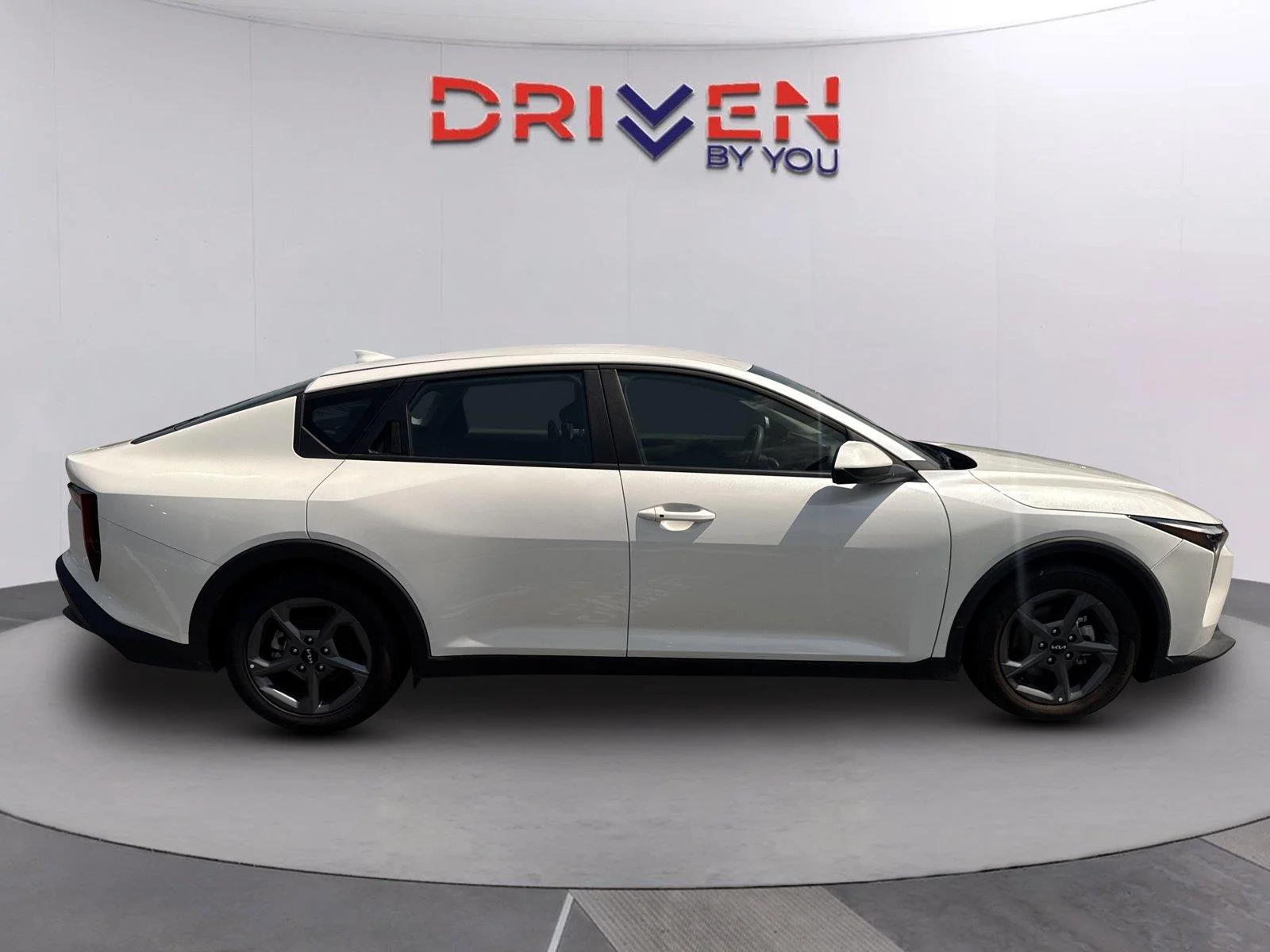 Used 2025 Snow White Pearl Kia LXS image 3
