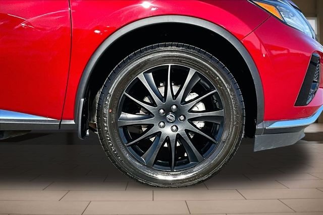 Used 2021 Red Nissan Platinum image 9