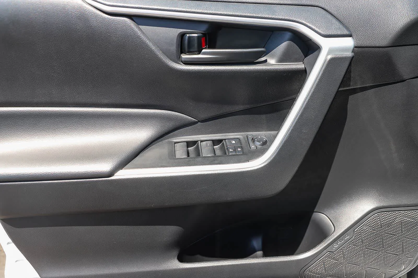 2024 Toyota RAV4 LE - Photo 21