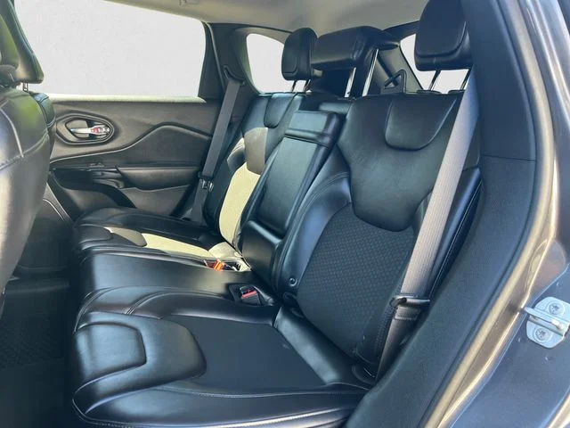 Used 2019 Granite Crystal Metallic Clearcoat Jeep Altitude image 13