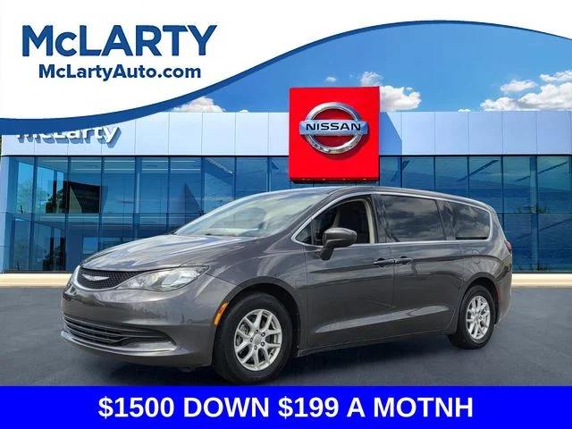 2017 Chrysler Pacifica Touring's photo