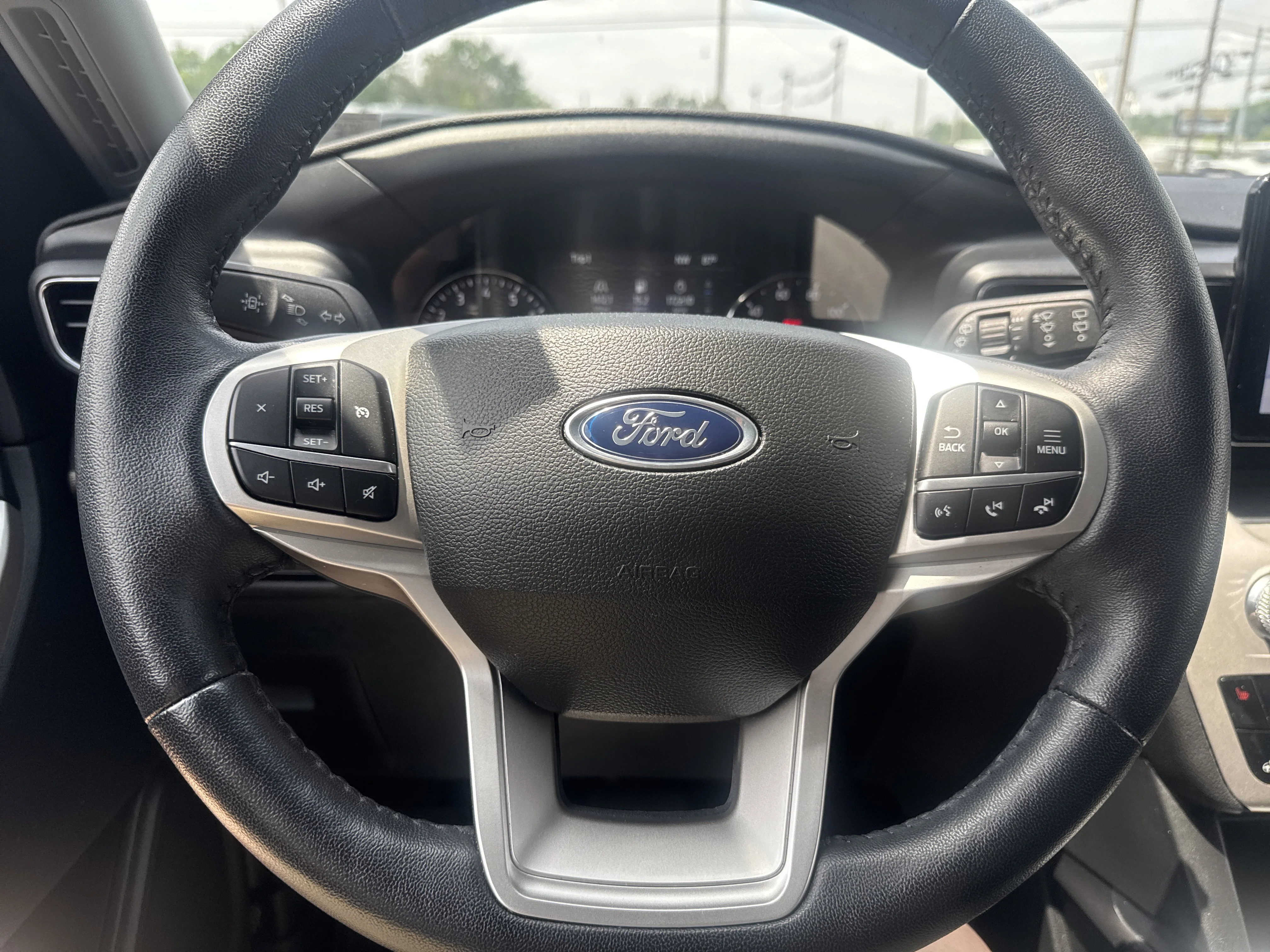 Used 2023 Star White Metallic Tri-Coat Ford XLT image 18