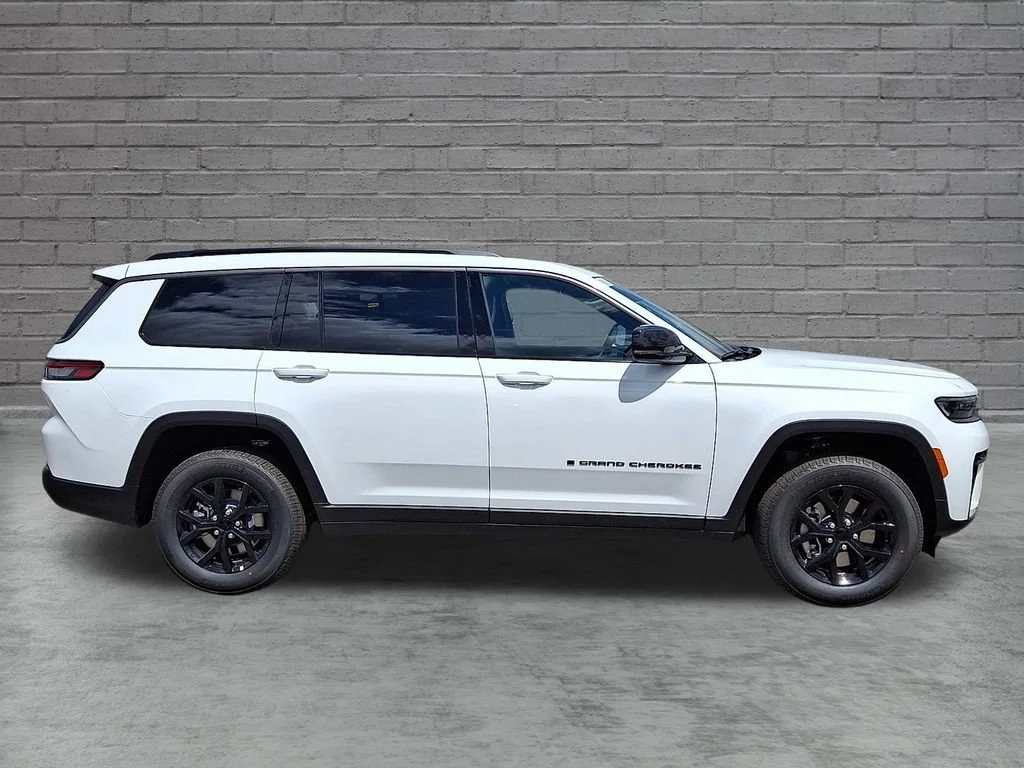 New 2026 Bright White Clearcoat Jeep Laredo Altitude image 9