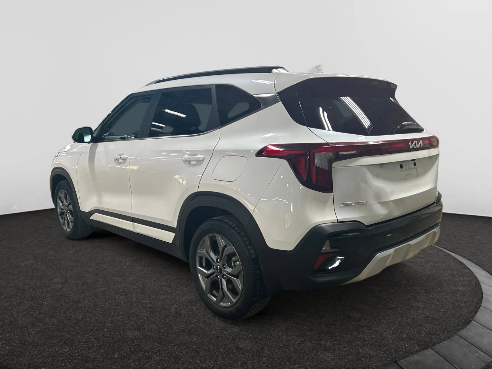 Used 2024 WHITE Kia EX AWD image 3