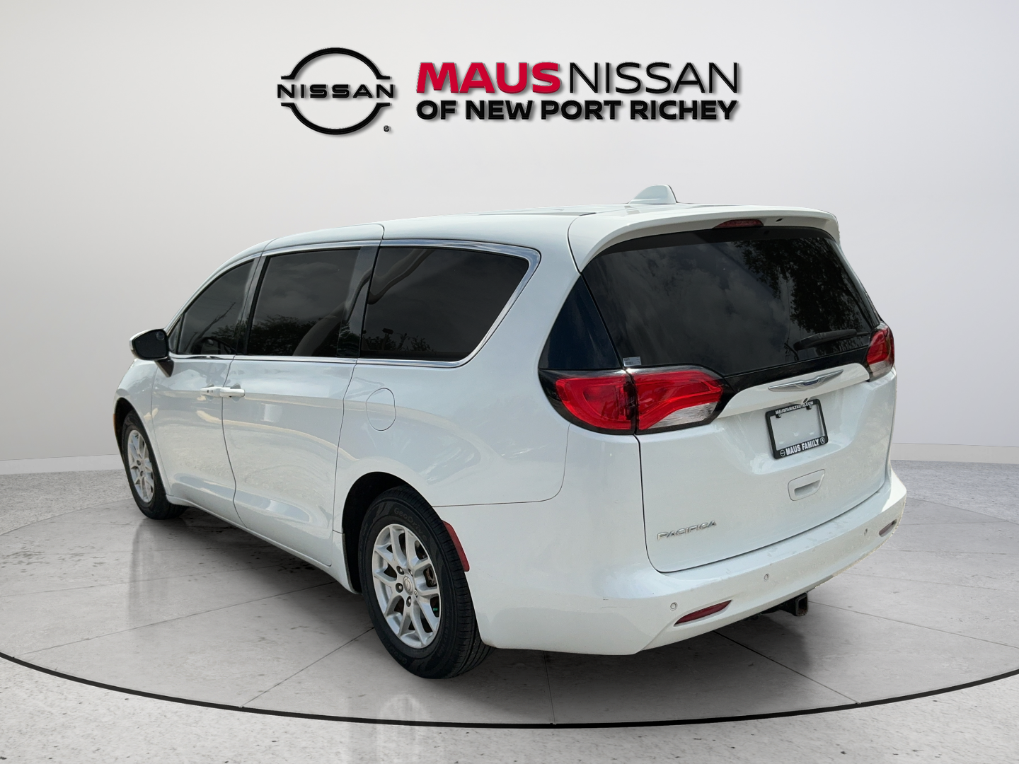 Used 2019 White Chrysler LX image 7