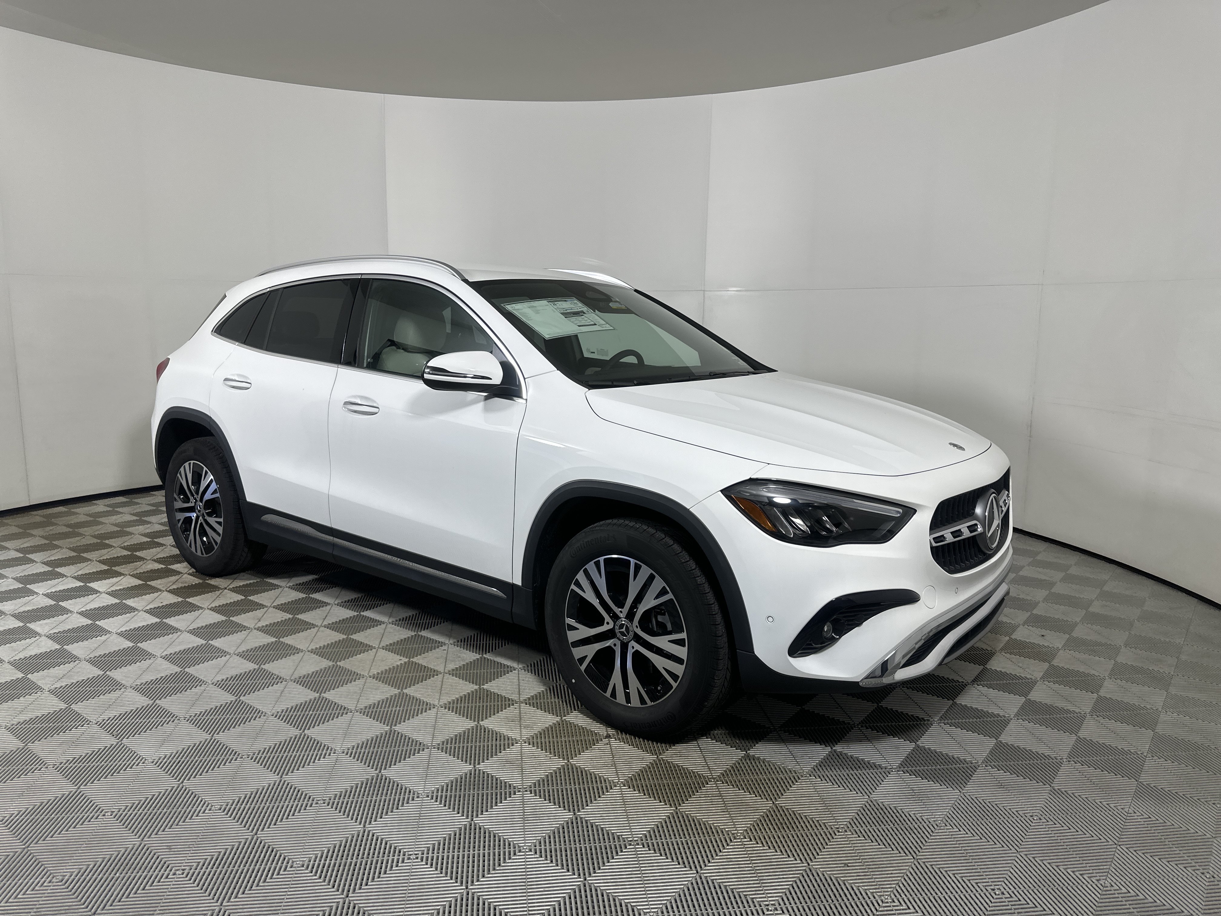 New 2026 POLAR WHITE Mercedes-Benz GLA 250 image 1