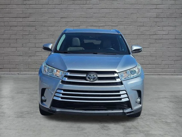 Used 2019 Silver Toyota XLE image 8