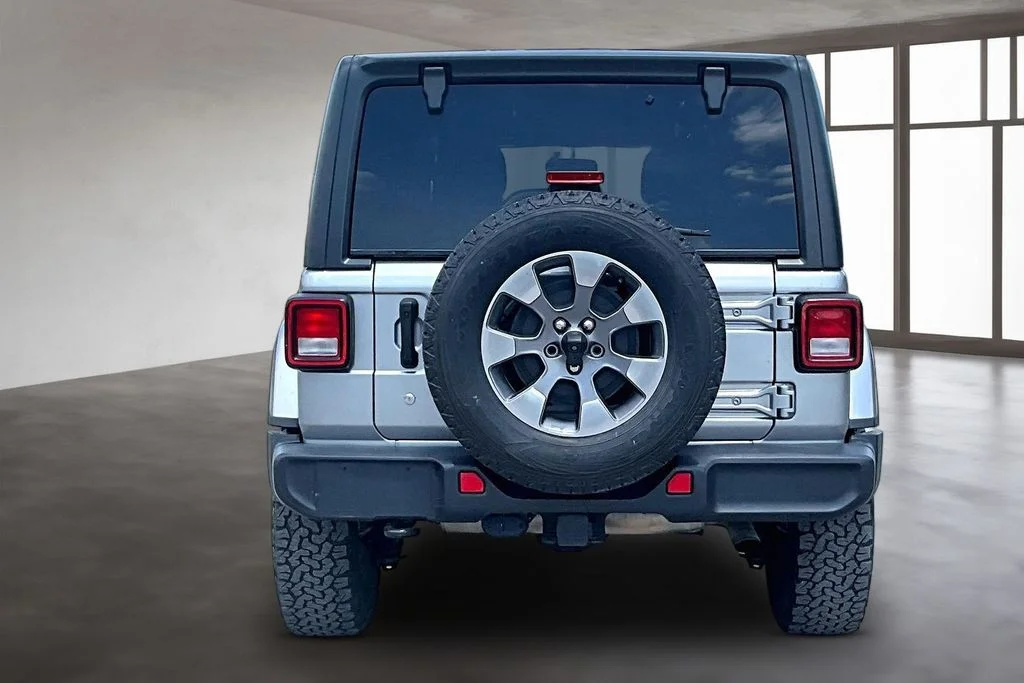 Used 2019 Silver Jeep Unlimited Sahara image 5