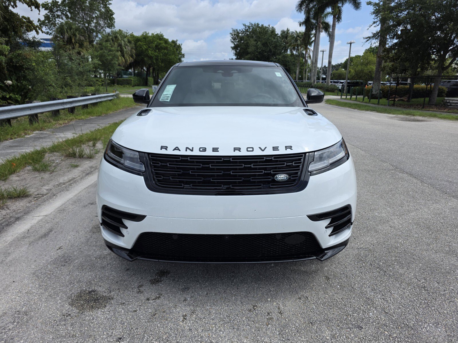 Used 2026 Fuji White Land Rover P250 Belgravia Edition image 8