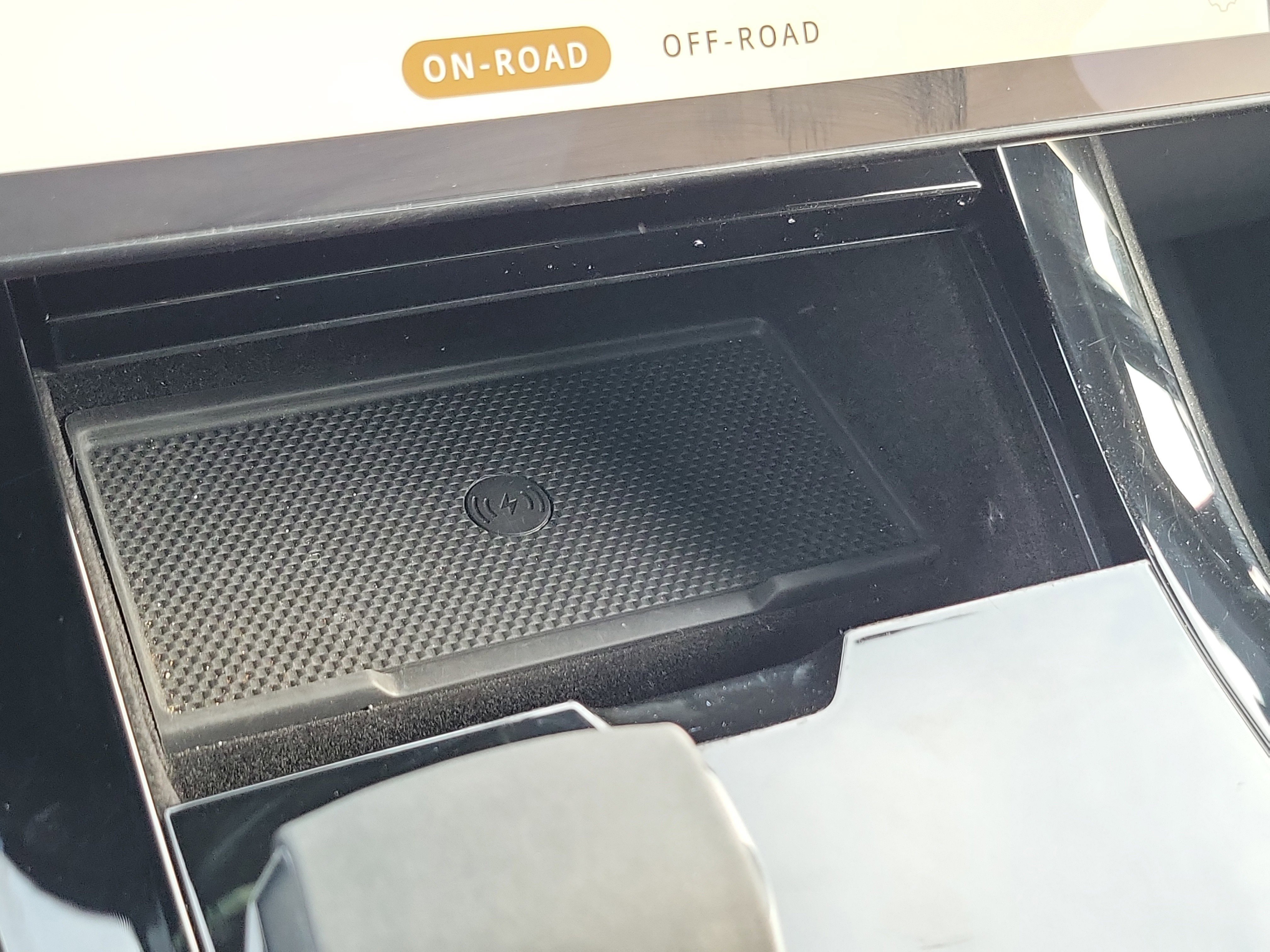 Used 2024 White Land Rover Dynamic SE image 30