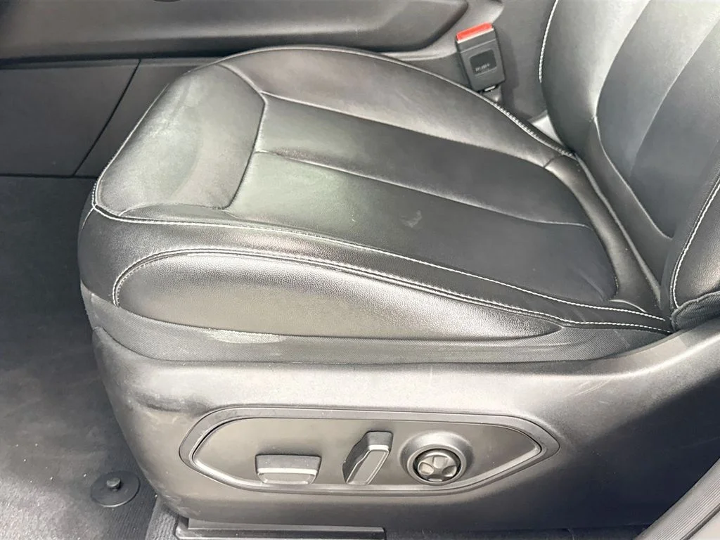 Used 2022 White Jeep 4xe image 19