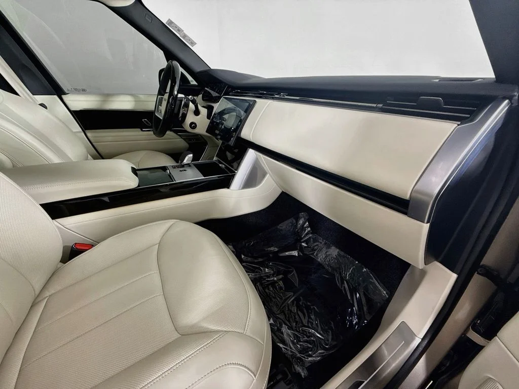 Used 2025 Gold Land Rover SE image 33