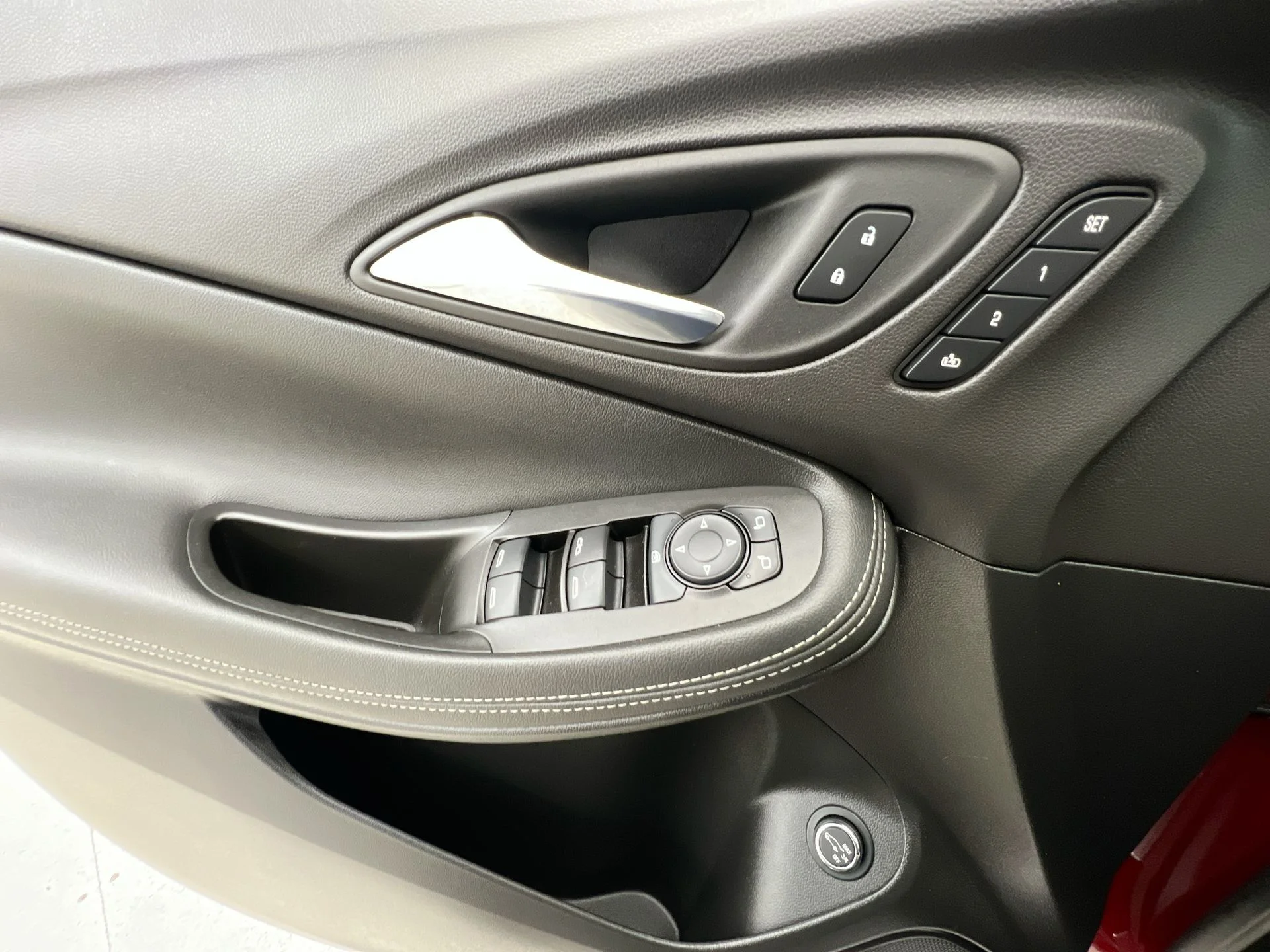 Used 2023 Red Buick Essence image 22