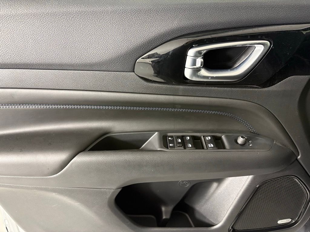 New 2026 Silver Zynith Metallic Clearcoat Jeep Latitude image 19