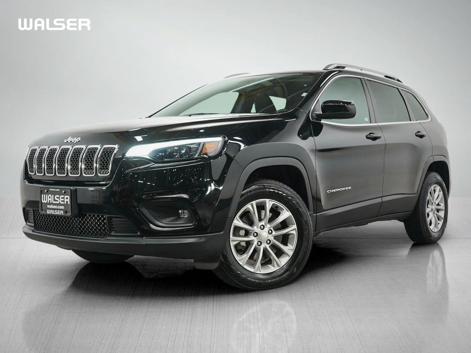 Used 2019  Jeep Latitude image 1