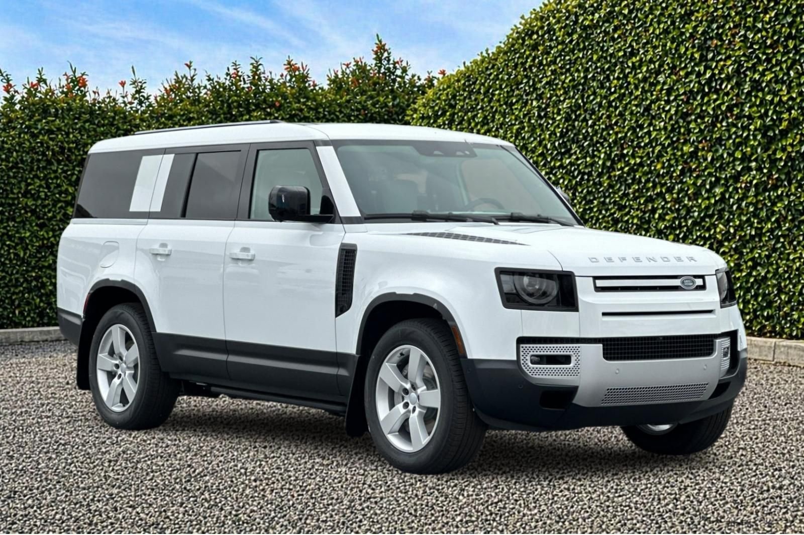 Used 2025  Land Rover S image 8