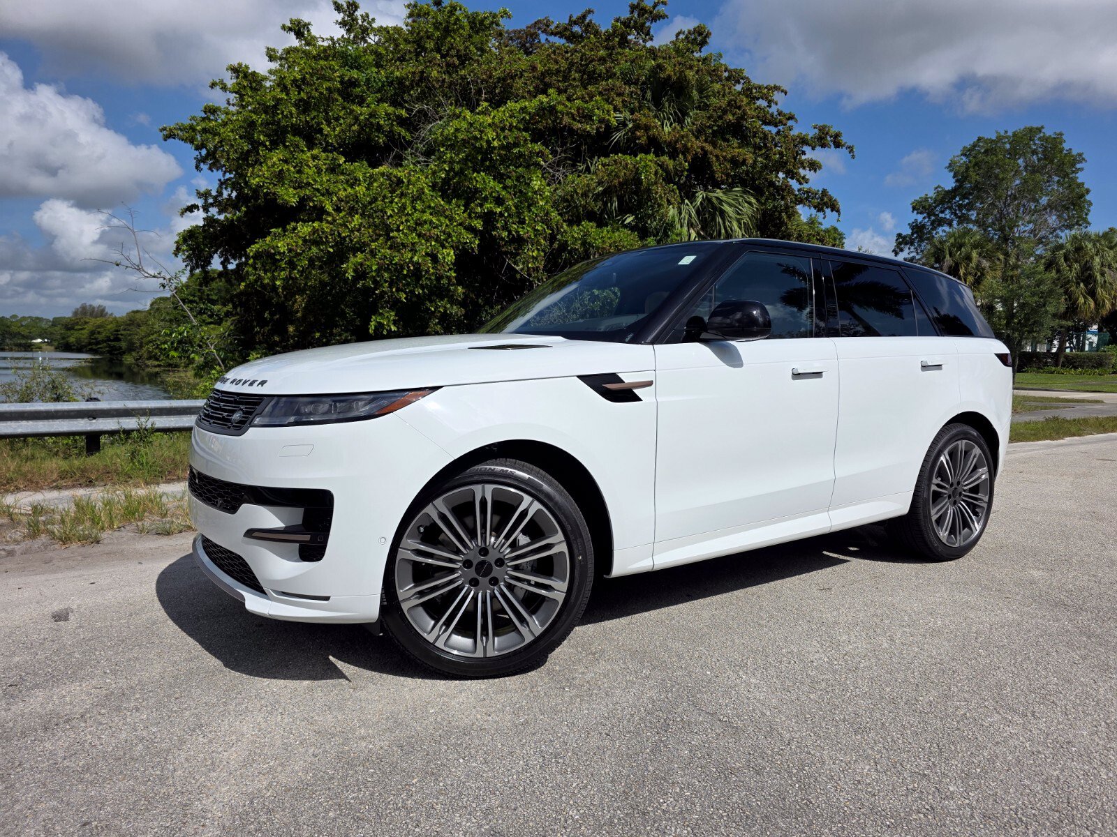 Used 2026 Fuji White Land Rover P400 Dynamic SE image 1