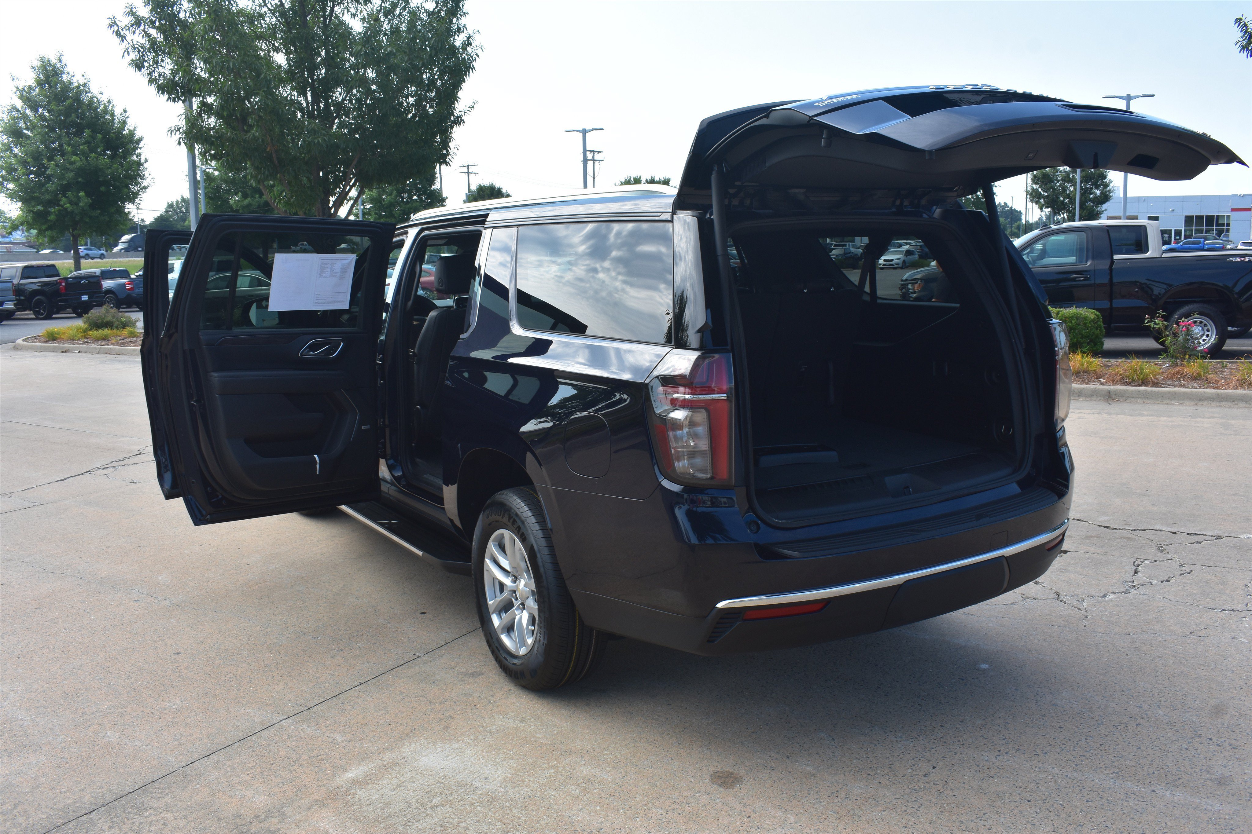 2023 Chevrolet Suburban LT - Photo 17